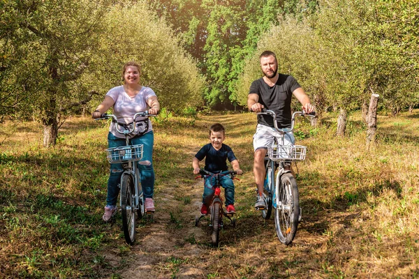 Vanlig Ung Familj Cyklar Parken Mor Far Och Son — Stockfoto