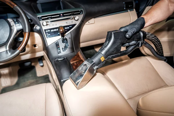 Professional Detailing Specialist Vacuuming Car Interior Detailing Cleaning Car Steam — Stock Photo, Image