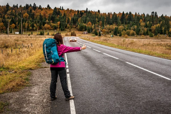Ταξιδιωτική Γυναίκα Σακίδιο Ωτοστόπ Backpacker Στον Ορεινό Δρόμο — Φωτογραφία Αρχείου