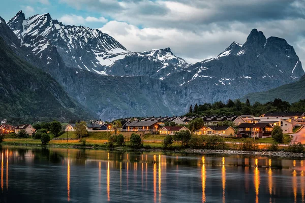 Dorf Unter Bergen Norwegen Nach Sonnenuntergang — Stockfoto