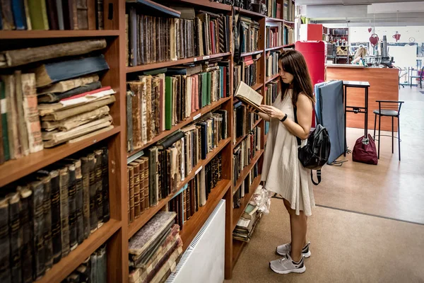 Eski kitapların olduğu bir dükkanda bir kadın