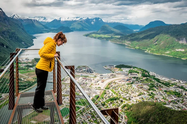Frau Gelber Jacke Blickt Vom Amoklauf Norwegen Auf Die Stadt — Stockfoto
