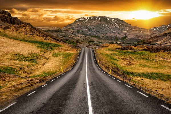 Route Asphaltée Dans Les Montagnes Islande Beau Coucher Soleil Photo De Stock