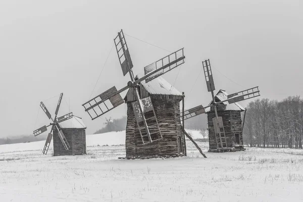 Oude Vintage Houten Molen Winter Mistig Landschap Een Pirogovo Oekraïne Rechtenvrije Stockfoto's