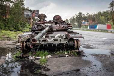 Ukrayna 'da Kiev yakınlarında yanmış Rus tankı. Ukrayna 'da Savaş