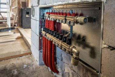 İnşaat alanında yer altı ısıtma için profesyonel koleksiyoncu, manifold ve ısıtma sistemi