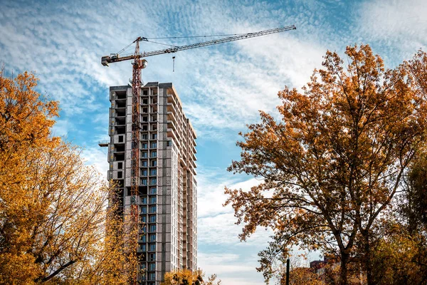 Crane Builds New Residential Apartment Building — Stockfoto