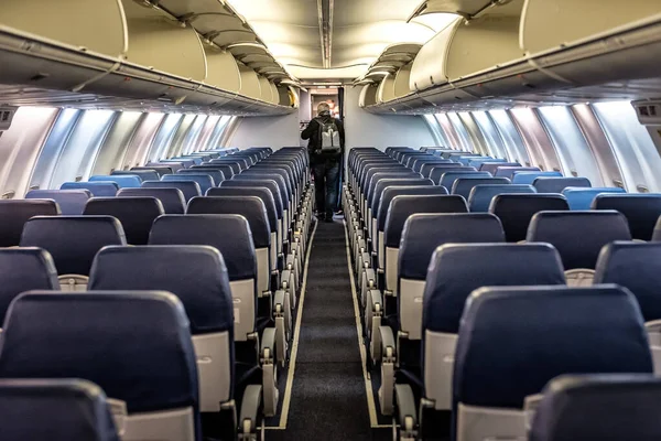 Last Passenger Leaving Plane Arrival Airplaine Interior — Foto de Stock