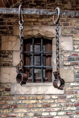 Kölelik ve kölelik güçlü çelik prangalar tuğlalarda ve pencere altlarında