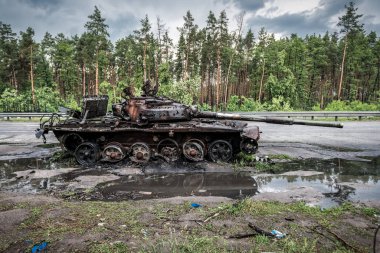 Kyiv yakınlarında yanmış Rus tankı enkazı. Ukrayna. Ukrayna 'da Savaş