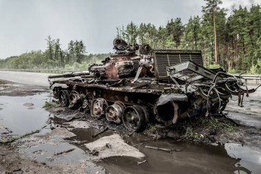 Ukrayna 'da tamamen yanmış Rus tankı. Ukrayna 'da Savaş
