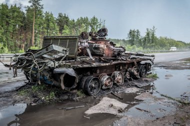 Kiev yakınlarında tamamen yanmış bir Rus tankı. Ukrayna. Ukrayna 'da Savaş