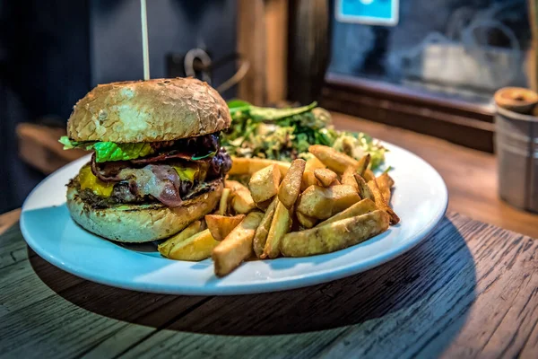 Sabrosa Hamburguesa Ternera Con Tocino Papas Fritas —  Fotos de Stock