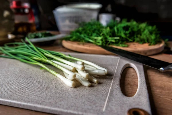 Bunch Fresh Green Onions Cutting Board Kitchen — Stok Foto