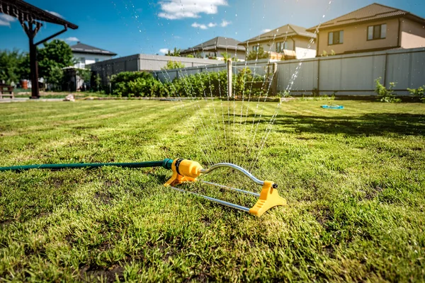 Yellow Lawn Sprinkler Spaying Water Green Grass Irrigation System —  Fotos de Stock