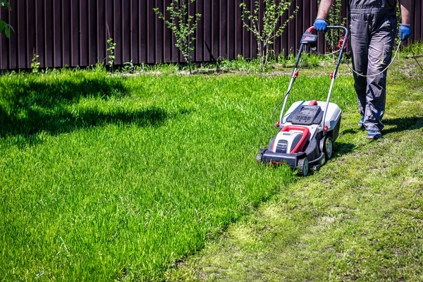 Professional Gardener Trimming Grass Lawn Using Modern Electric Cordless Mower —  Fotos de Stock