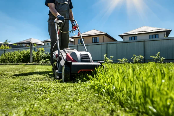 Man Mowing Lawn Backyard His House Man Professional Lawn Mower Rechtenvrije Stockafbeeldingen