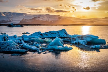 Gün batımında Jokulsarlon 'daki buzdağlarıyla inanılmaz bir manzara. Vatnajokull Ulusal Parkı, Güneydoğu İzlanda, Avrupa.