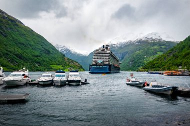Geiranger fiyordunda büyük bir yolcu gemisi ve diğer yatlar. Norveç