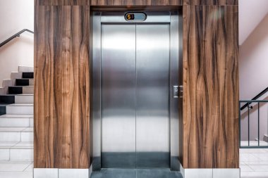 Konforlu apartmanlarda yeni asansör