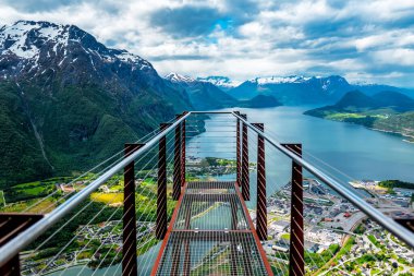 Norveç, Endülüs 'teki Rampestreken gözlem güvertesi. Dağların, şehrin ve fiyortların manzarası çok güzel. Norveç 'te Turist Yeri.