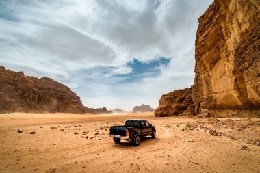Kuru Wadi Rum çölünde off-road arabası. Ürdün