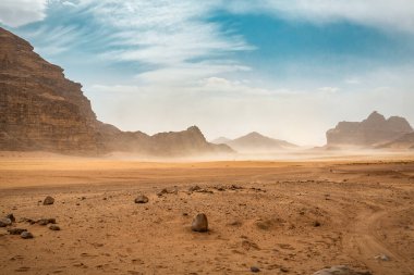 Rüzgâr, Wadi Rum, Sahra veya Arap Çölü 'nde tozu kaldırır.