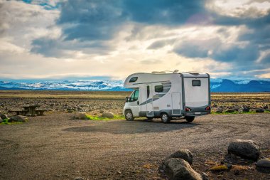 Mobil karavan karavanıyla seyahat ediyoruz. Ulaşım teması
