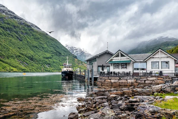 Boat Moored Pier Small Village Fjord Norwegian Landscape Geiranger Fjord — Stock fotografie