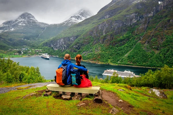 Pár Turistů Sedících Lavičce Dívajících Výletní Loď Norsku — Stock fotografie