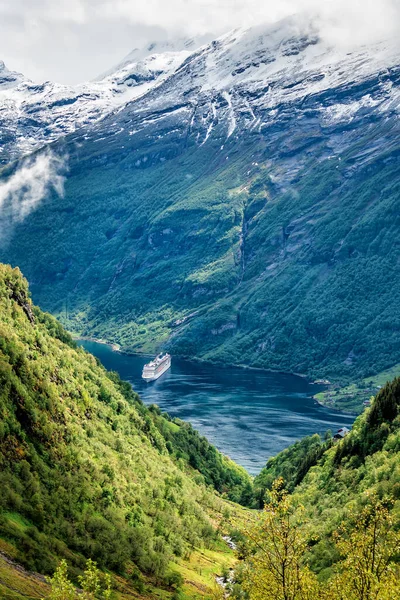 Круїзний Корабель Фйорді Саннільвсфйорден Гейрангер Норвегія Прекрасний Норвезький Краєвид — стокове фото