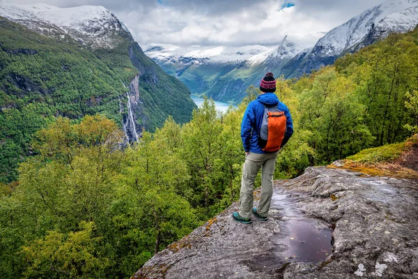 Caminante Mochilero Pie Roca Sobre Fiordo Geiranger Noruega — Foto de Stock