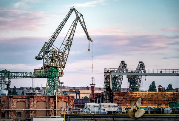 Grote Werkende Havenkraan Bij Zonsondergang Industrieel Landschap — Stockfoto