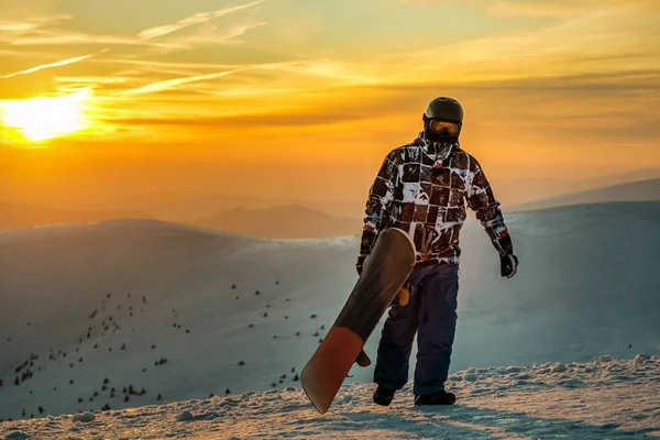 Snowboarder Marche Avec Snowboard Pendant Coucher Soleil Dans Les Montagnes — Photo