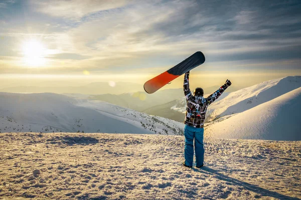 Snowborder Segurar Seu Snowboard Mão Pôr Sol Montanhas Inverno — Fotografia de Stock