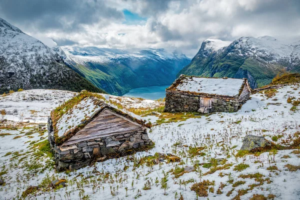 Zasněžené Chaty Chatrč Travnatou Střechou Nad Norským Fjordem Geiranger Fjord — Stock fotografie