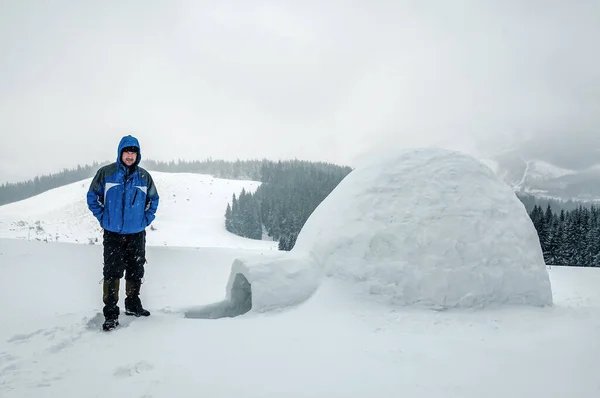 Турист Який Живе Справжньому Сніжному Іглу Диких Зимових Засніжених Горах — стокове фото