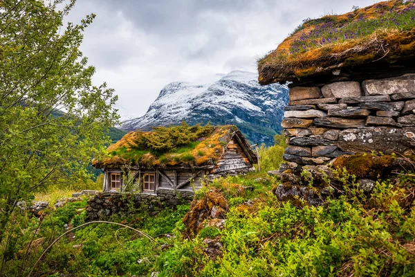 Çimen Çatıları Olan Tipik Norveç Ahşap Kulübeleri Homlongsetra Skagefla Güzel — Stok fotoğraf