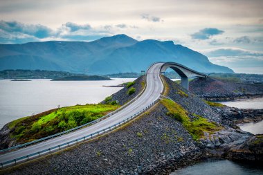Dünyaca ünlü Atlantik karayolu köprüsü (Atlanterhavsvegen) Norveç dağlarının manzarası. Norveç 'te Seyahat