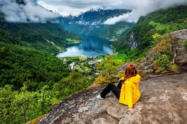 Mujer Amarillo Jacked Sentado Roca Por Encima Geiranger Fiordo Países — Foto de Stock