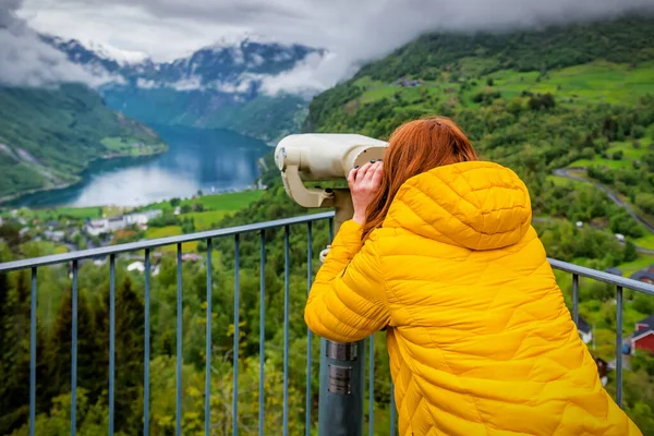 Žena Žluté Vzhled Hodit Dalekohled Geiranger Fjord Norsku — Stock fotografie