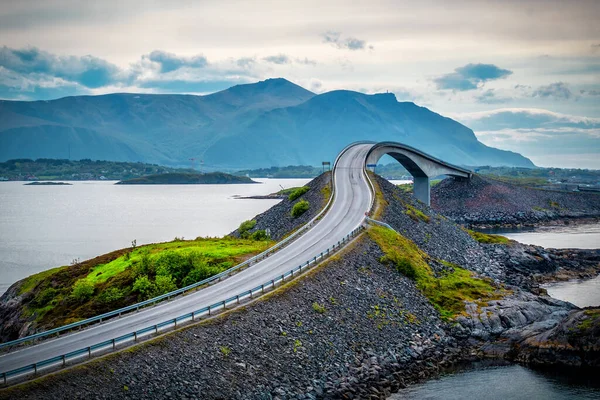 Weltberühmte Atlantikstraßenbrücke Atlanterhavsvegen Mit Blick Auf Die Norwegischen Berge Reisen — Stockfoto