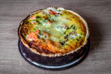 Masada brokoli ve ıspanaklı nefis somon kiş.