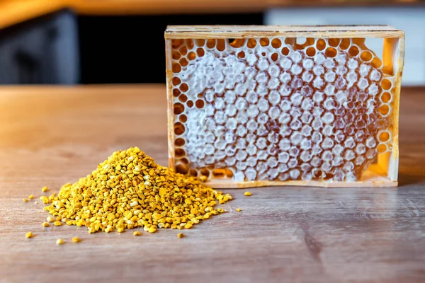 Volle Honigwaben Und Gelbe Bienenpollen — Stockfoto
