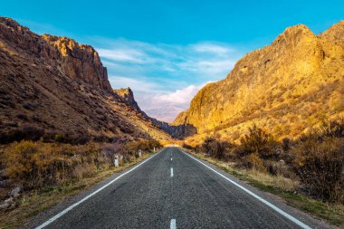 Ermenistan 'ın kayalık dağlarındaki tek düz asfalt yol