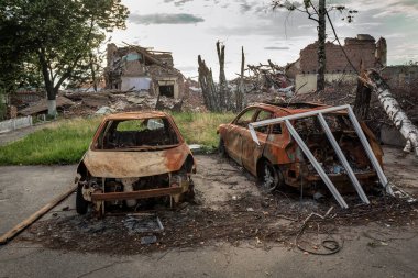 Rus ordusunun roketatarlı saldırısından sonra sokakta yanmış araba görüntüsü. Rus havacılık kuvvetleri sivil nesneleri bombaladı. Rusya 'nın Ukrayna' ya karşı savaşı