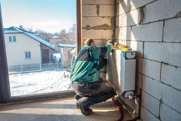 직장에서의 배관공 온수기를 설치하 십시오 산업적 — 스톡 사진