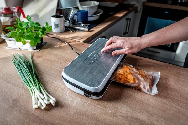 Eti plastik poşetlerde paketlemek için vakumlu mühür makinesi kullanmak. Bir demet yeşil soğan.