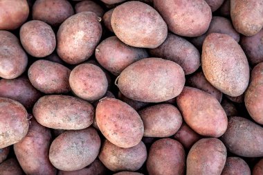 Kırmızı kabuklu patatesler.