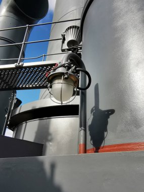 Çelik Fener Endüstriyel Stili Bir Geminin Duvarına Kuruldu.